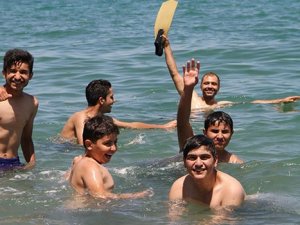 Van Gölü sahilleri doldu taştı!