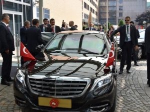 Hamburg'da Erdoğan10 dakika bekletildi