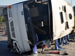 İşçi servisi otomobille çarpıştı: 2'si ağır 19 yaralı