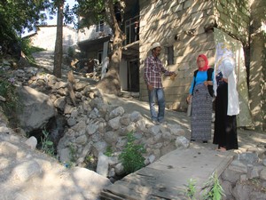 Pis kokan atık su kanalı tehlike saçıyor!