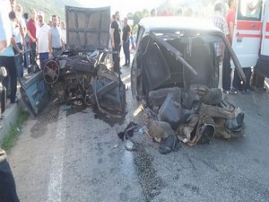 Otomobil ikiye bölündü: 4 yaralı