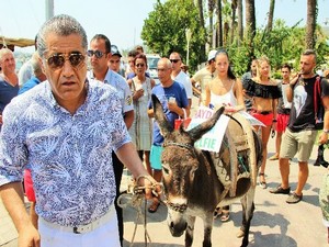 Ünlü türkücü Bodrum sokaklarında eşek gezdirdi!