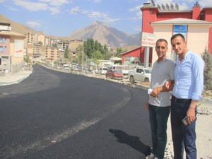 Yeni asfaltlanan yolda hatıra fotoğrafı çektiler!