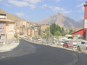 Hakkari’de yollar asfaltlandı sürücüler hız limitini aştı!