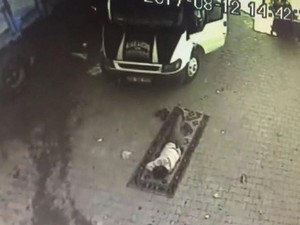 Kilim üzerinde yatan adamı ezdi!