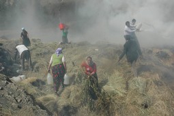 İTFAİYE EKİBİNE SALDIRI