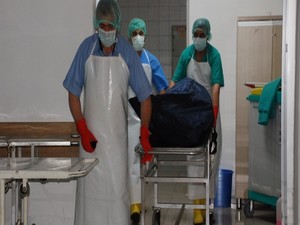 Burunlarını kapatmadan geçemediler