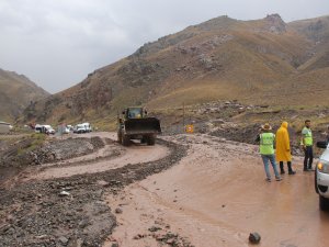 Van-Hakkari karayolun'da sel meydana geldi!