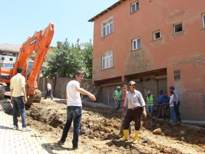 Şemdinli’de yol yapım çalışmaları sürüyor!