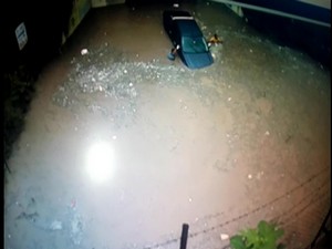 Aracına güvenip sele daldı