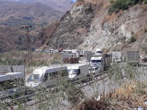 Hakkari-Van karayolunda araç kuyruğu!