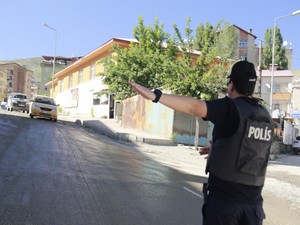 Hakkari'de 800 polisle asayiş uygulaması yapıldı!