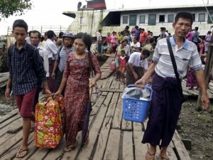 Arakan Müslümanlarının evleri ateşe verildi