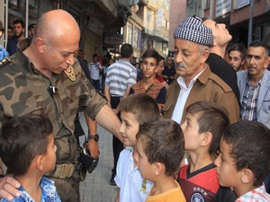 Vali Toprak esnaflarla kucaklaştı!