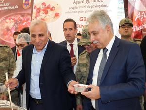 Vali Toprak aşure dağıtımına katıldı!