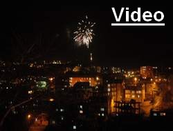 Eş zamanlı havai fişek gösterisi