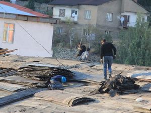 Havaların soğuduğu Hakkari'de kış telaşı başladı!