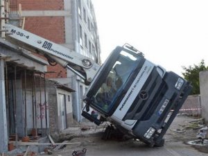 Beton pompası devrildi: 1 ölü, 2 yaralı