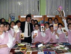 Çağdaş kız YİBO'ya kitap desteği