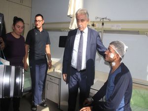 Vali Toprak: Yaralı askere cep telefonu hediye etti!