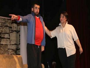 Vali Toprak 'Mamoş"adlı tiyatro oyununu izledi!