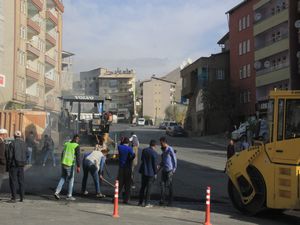 Hakkari yollarına ikinci kat asfalt atılıyor!