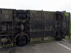 Yolcu otobüsü devrildi: 23 yaralı!