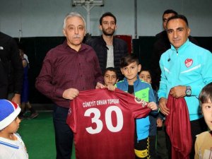 Vali Toprak, antrenman yapan sporcuları ziyaret etti