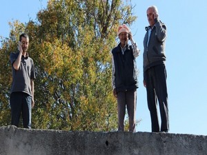 Telefonla konuşabilmek için ağaç ve çatılara çıkıyorlar