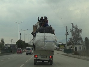 Trafikte tehlikeli yolculuk kameralara yansıdı