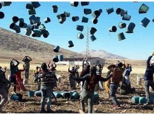 Fırlattıkları kovalarla fenomen oldular