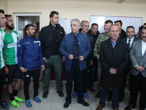 Vali Toprak: Yüksekovabelediyespor maçını izledi!