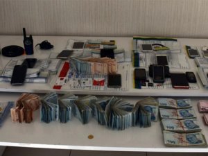 Dolandırıcıların evinden servet çıktı