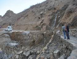 Şemdinli'de yol çöktü