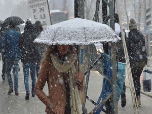 Yüksekova'da kar yağışı