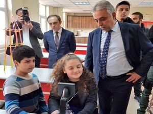 Vali Toprak öğrencilerin bilimsel çalışmalarını inceledi