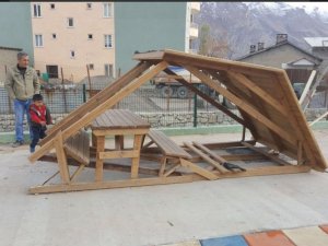 Parklardaki kent mobilyalarına zarar verildi!