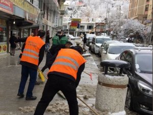 Hakkari’deki kaldırımlar kardan temizlendi