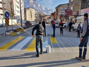 Hakkari Belediyesi yol çizgi uygulaması başlattı