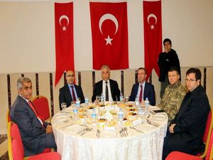 Vali Toprak kanaat önderleri ve muhtarlarla bir araya geldi