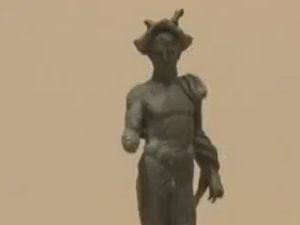 Tarlada 2 bin yıllık define buldu!