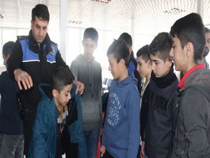 Hakkari Polisinden öğrencilere giyim yardımı