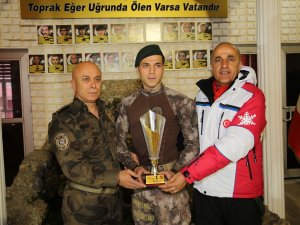 Kupayı şehit meslektaşlarına armağan etti