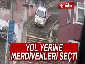 Kestirmeden inmek için aracını merdivenlere sürdü