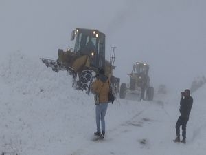 2 bin 600 rakımda karla mücadele çalışması!