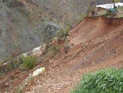 Dere üstü köyü heyelanla sarsıldı