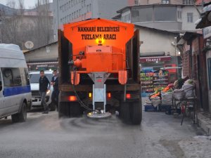 Hakkari’de tuz serpme aracını hizmete sundu