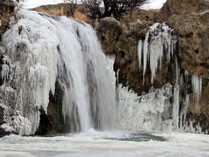 Kısmen donan şelaleye hayran kaldılar