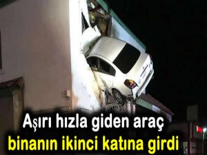 Aşırı hızla giden araç binanın ikinci katına girdi.