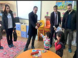 Başkan Epcim karne ve hediyeler dağıttı!